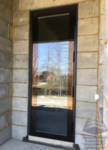 Алюминиевые двери с наклееным стеклом